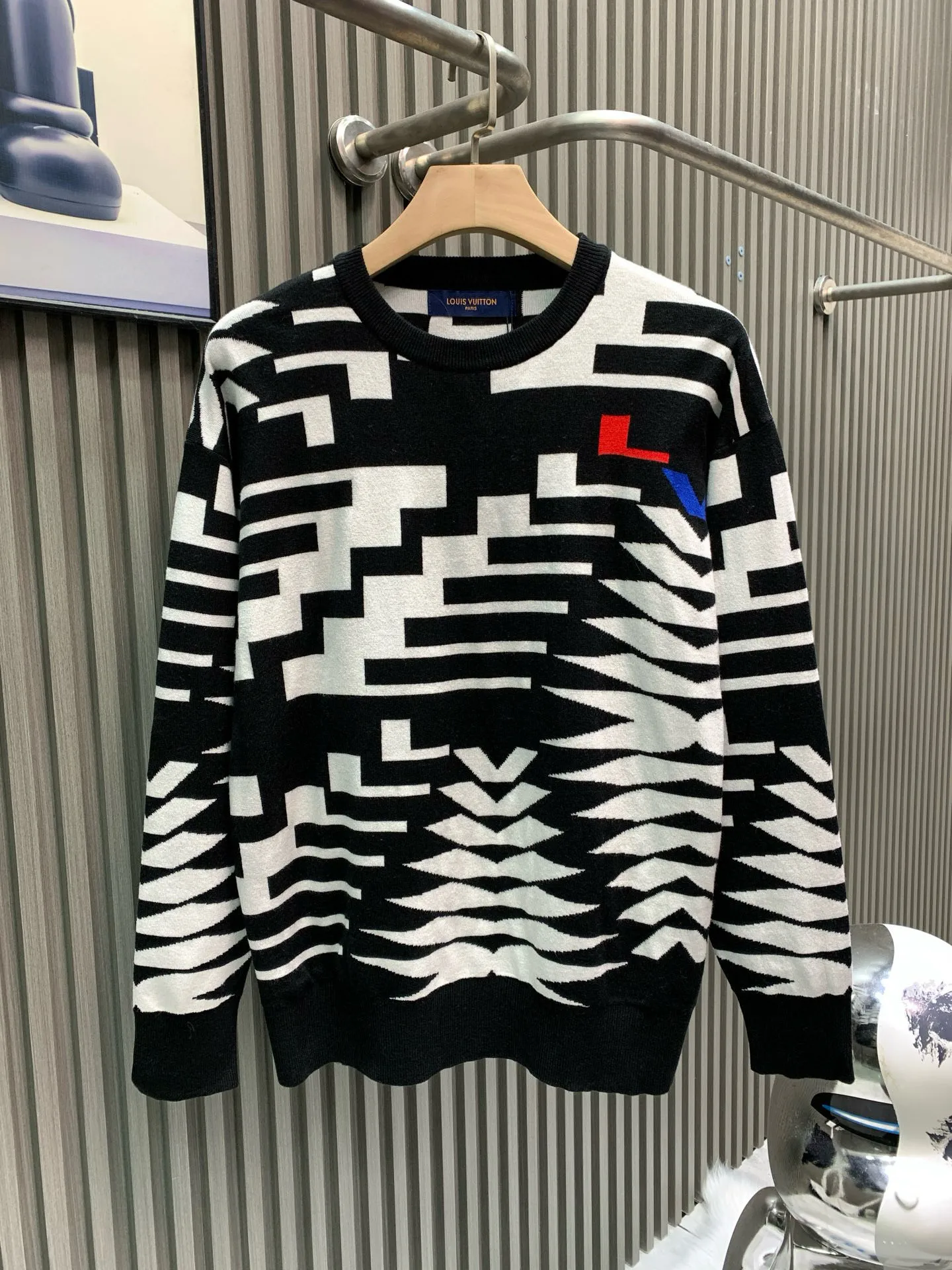 🅿️360 🀄️ Louis Vuitton 1v 2025 new jacquard knitted wool pullover ⚠️The original internal price is 15600 purchased💰 This style is made of 50 wool 50 polyamide fiber 26-count double-ply blended yarn and is dyed blue and red on the board. The flowers are manually counted by the painter and then finely modified. It adopts imported 12-knitting machine full-piece cylindrical jacquard and 3-color cylindrical hanging jacquard process. It takes 380 minutes. Special wool washing process makes the fabric texture softer and more delicate. The velvet feel has warmth and affinity. The touch is self-evident. There is no thorny feeling when worn next to the body. It has excellent thermal insulation coefficient and does not deform. Same style for men and women.
